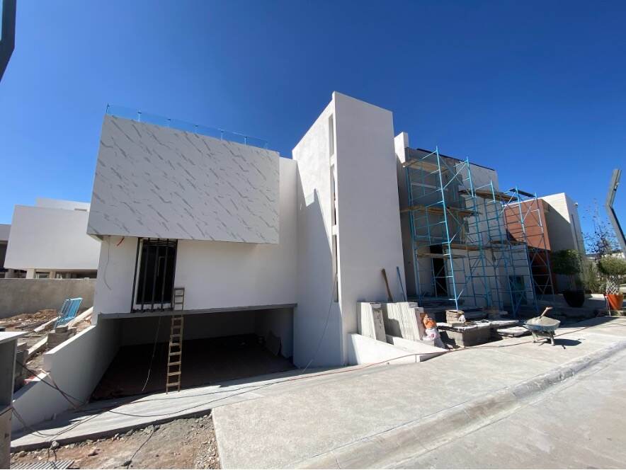 Residencia contemporánea en proceso de construcción