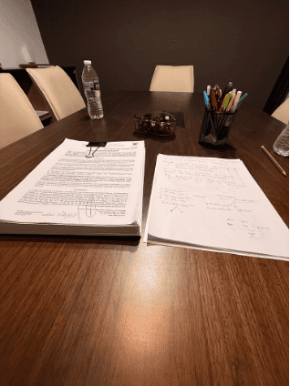 Documentación y planeación profesional sobre una mesa de trabajo